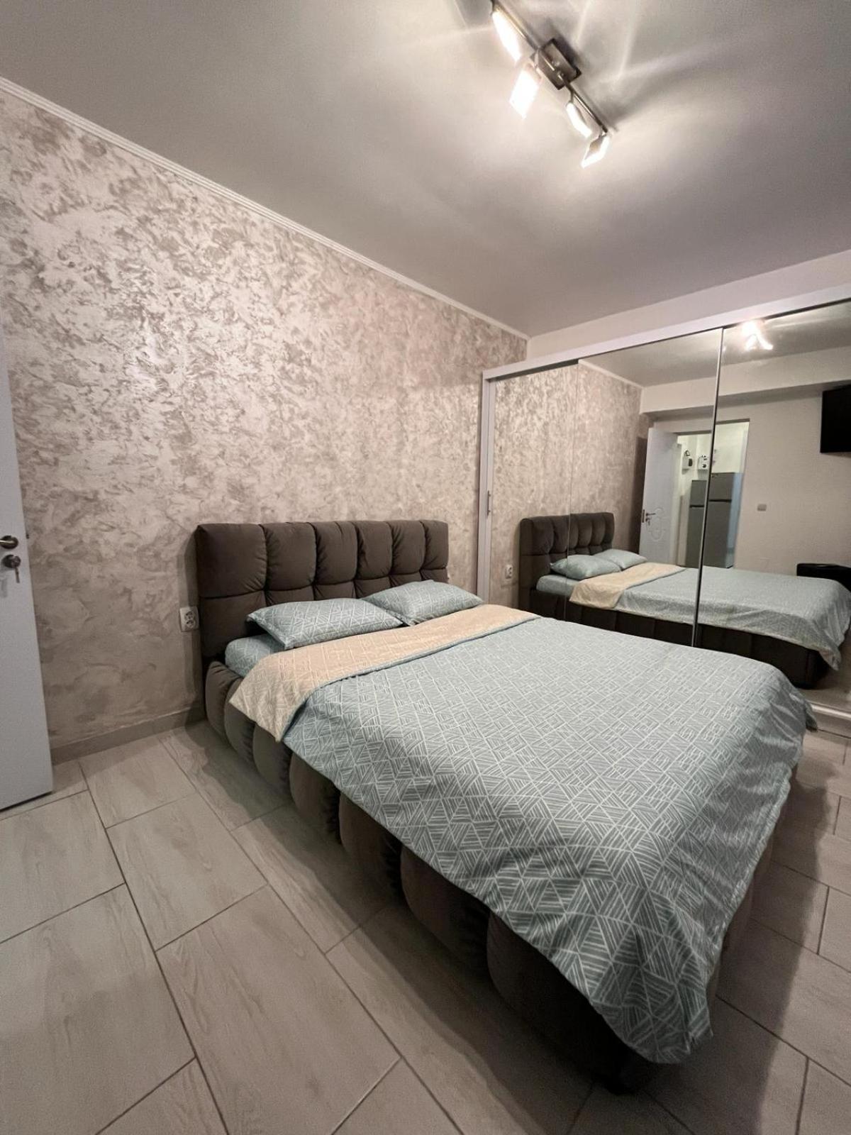 White & Silver Luxury Apartament Craiova Exterior foto