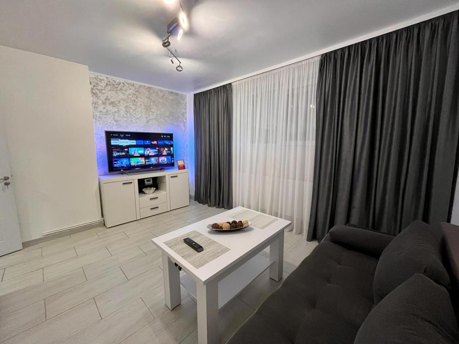 White & Silver Luxury Apartament Craiova Exterior foto
